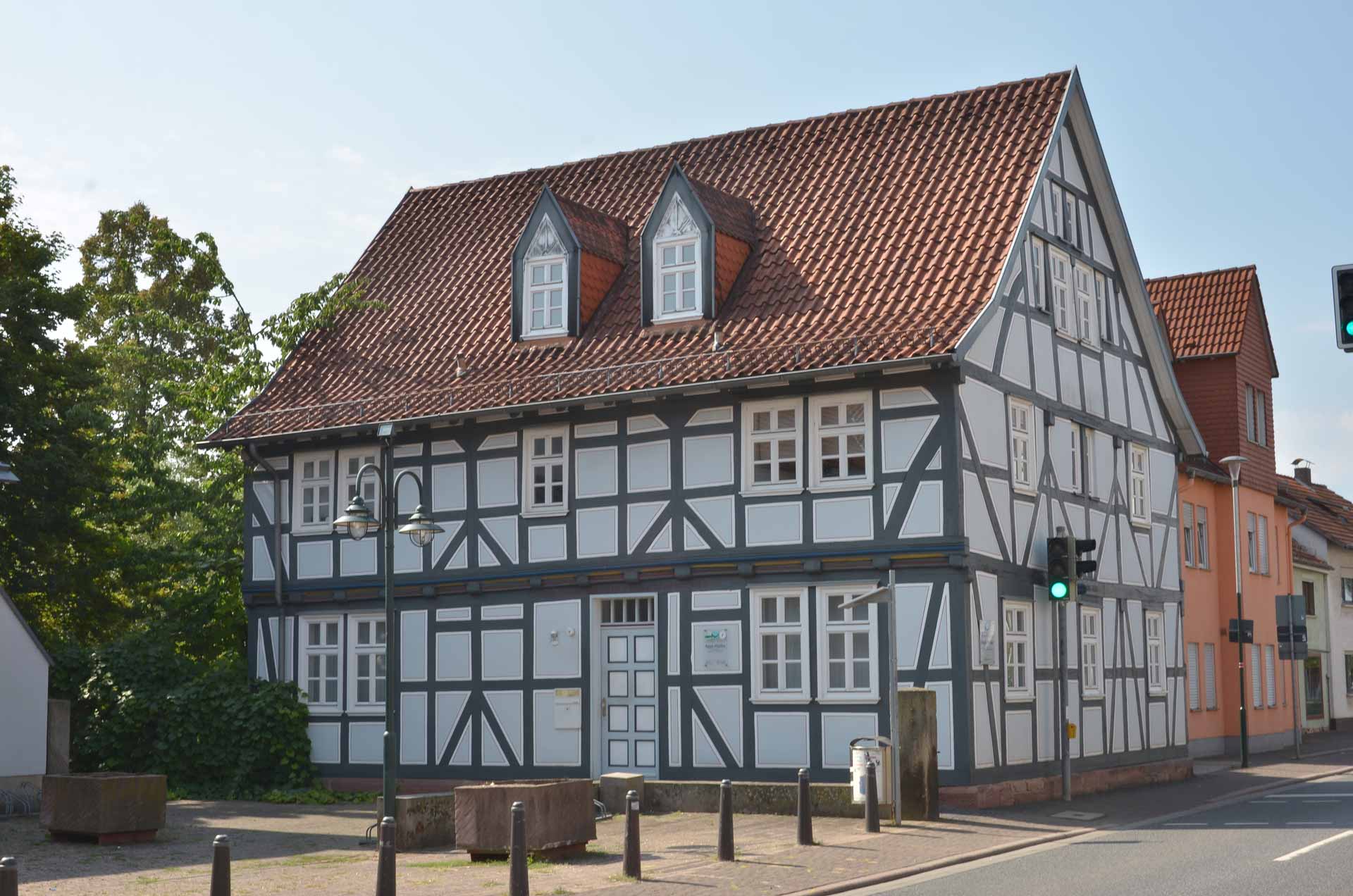 Außenansicht des Praxisgebäudes in der Eisenacher Strasse, ein hellblaues Fachwerkhaus